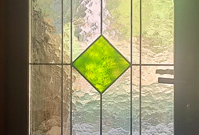 Дверь с витражом на рифленом стекле Кафедрал.